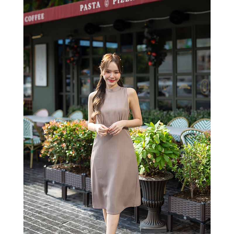 kudapy เดรสสั้นสีโอวัลติน/สีกรม/สีชมพู/สีแดง ช่วงเสื้อเป็นแขนกุดคอปีน สายผูกคอเป็นโบว์ด้านหลังต่อด้วยกะโปรงทรงเอพริ้วๆ ช่วงเอวจับจีบเล็กๆ