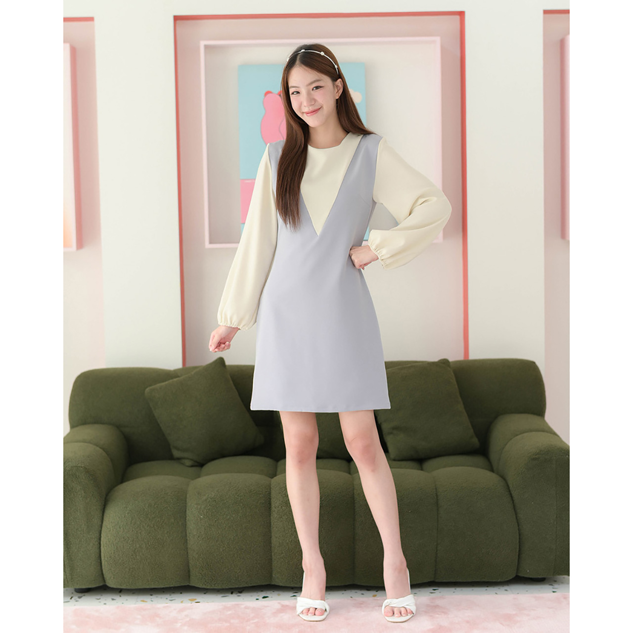 kudapy เดรสคอกลมแขนยาว ดีไซน์ตัดต่อเหมือนใส่เอี๊ยมคอวีทรงลึกเล่นสีทูโทนพาสเทล รูดจั๊มที่ปลายแขนให้พองเบาๆ