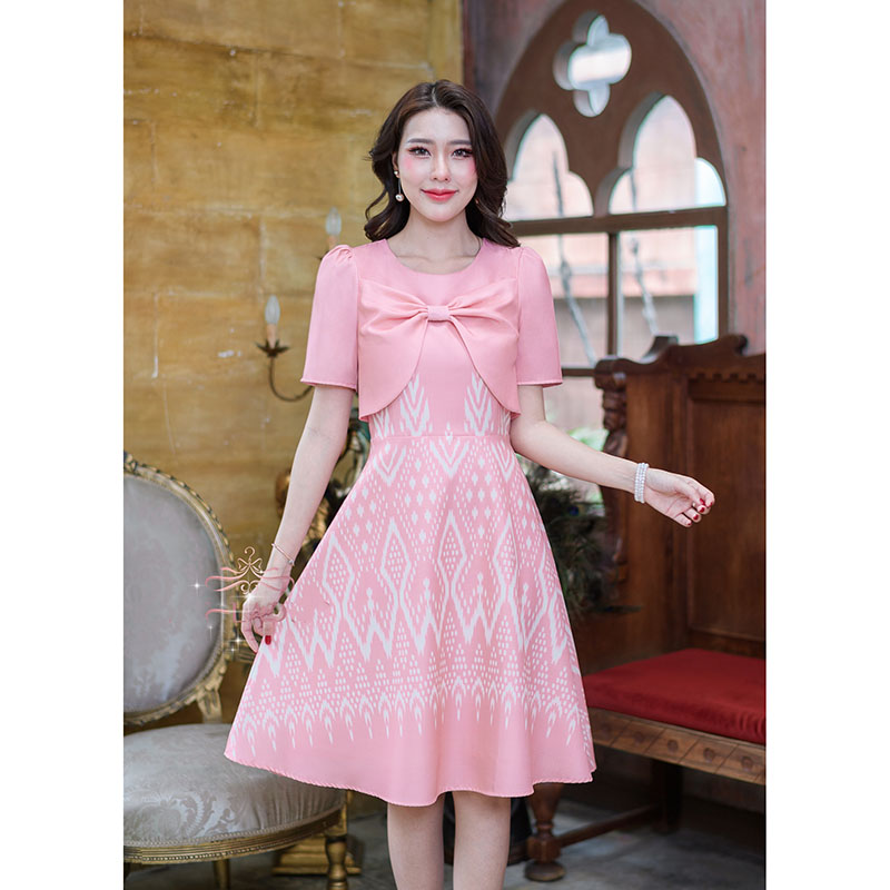 kudapy เดรสลายไทย ดีเทลแต่งโบว์ที่อกงาน เนื้อผ้าทอผสมเลียนแบบผ้าไทยแต่ปรับให้ใส่สบายเนื้อผ้าจะเบาไม่ร้อน