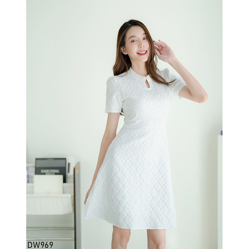 kudapy เดรสสั้นสีขาว/สีน้ำตาล ผ้าทอลายนูนแขนตุ๊กตา