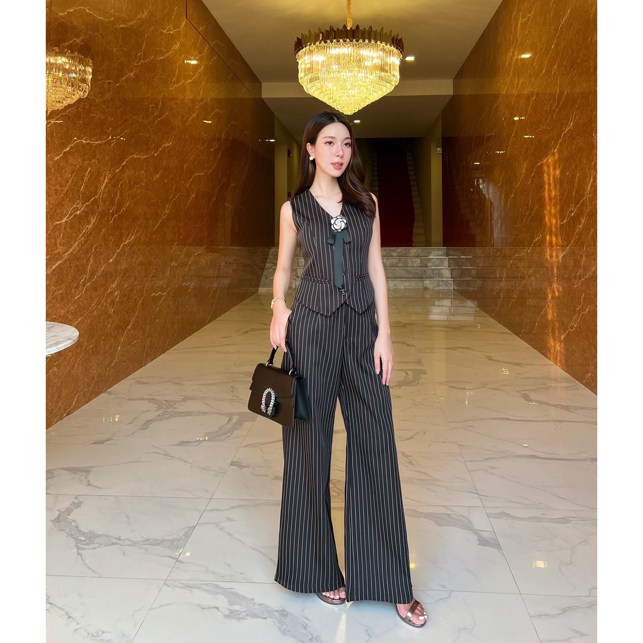 kudapy ชุดเซ็ทลายริ้วเสื้อแขนกุด+กางเกางขายาว ตัวเสื้อทรง vest กระดุมจริง แต่งกระเป๋าหลอกซ้ายขวา กางเกงขายาวใช้ผ้าเดียวกับเสื้อ