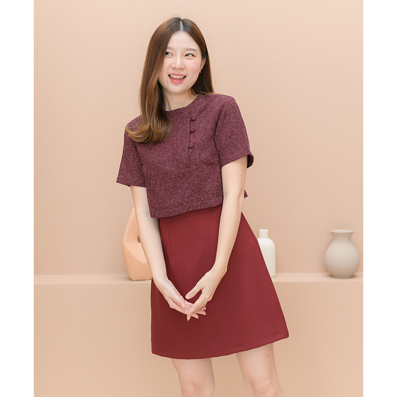 kudapy เดรสสั้นสีแดงเข้ม/สีม่วงลาเวนเดอร์ ทรงเอ ซิปหลังใส่ง่าย ตัวเสื้อผ้าชาแนล คอจีนติดกระดุมปั๊มสามารถแกะได้จริง ดีไซน์เย็บแยกชิ้นออกจากกระโปรง ดูภายนอกเหมือนใส่แยกชิ้นเก๋ๆ