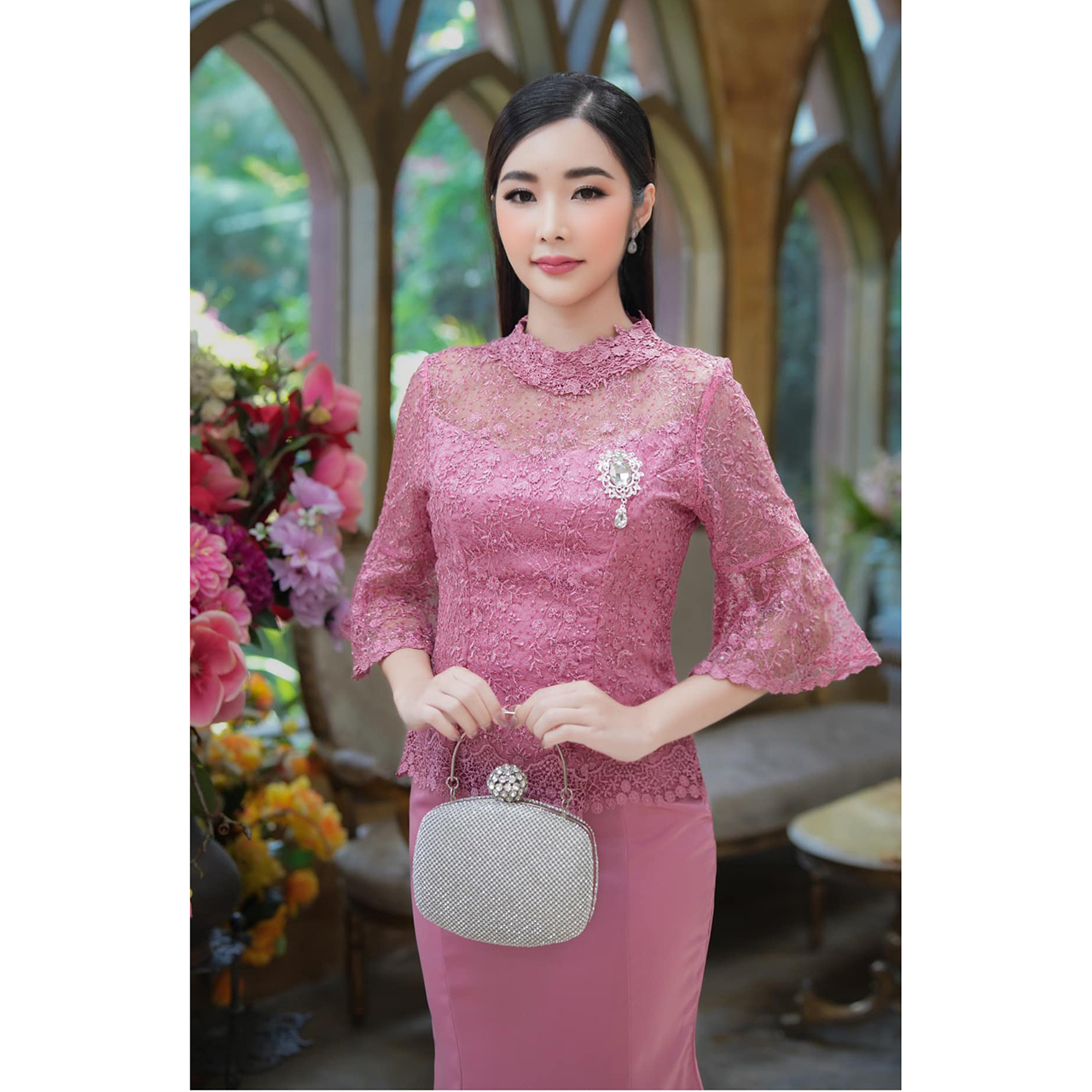 kudapy ชุดลูกไม้ใยบวบสีเขียวมิ้นท์/สีชมพู คอปีนแต่งด้วยลูกไม้ลายดอกที่เข้ากับลายตัวเสื้อ ทรงแขนกระดิ่ง