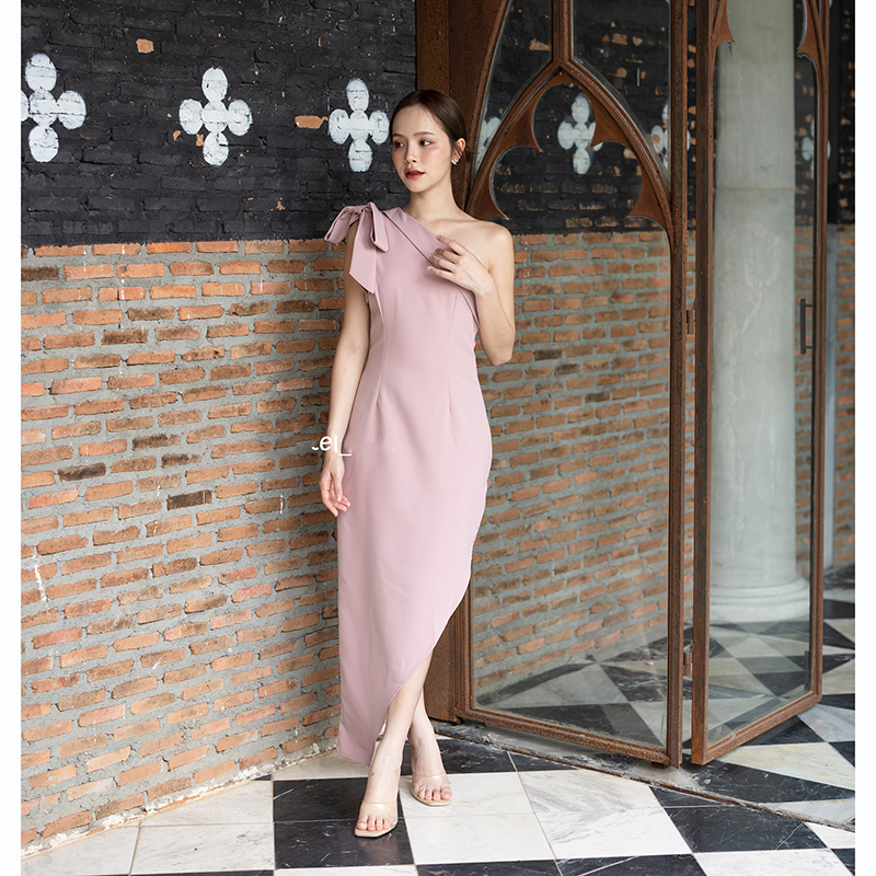 kudapy เดรสยาวสีชมพู/สีครีม/สีน้ำตาลอมส้ม ช่วงบนเป็นแบบปาดไหล่ข้างเดียวแต่งผ้าพับอก มีสายผูกโบว์ที่ไหล่ด้านขวาเพิ่มความหวาน เป็นกระโปรงทรงสอบ กระโปรงชายเฉียงเพิ่มความสวยชิค