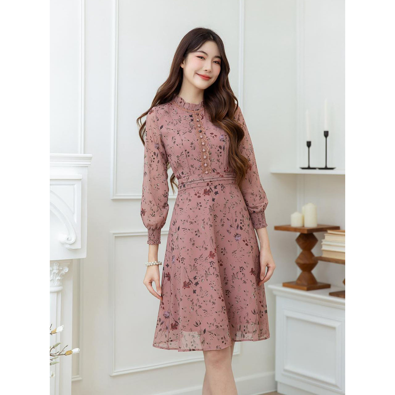 kudapy เดรสสั้นสีเหลือง/สีโทนกะปิ ชีฟอง ดีเทลคอจับจีบเล็ก ช่วงอกแต่งด้วยลูกไม้และกระดุม ตีเกล็ดรอบเอว ทรงสวย