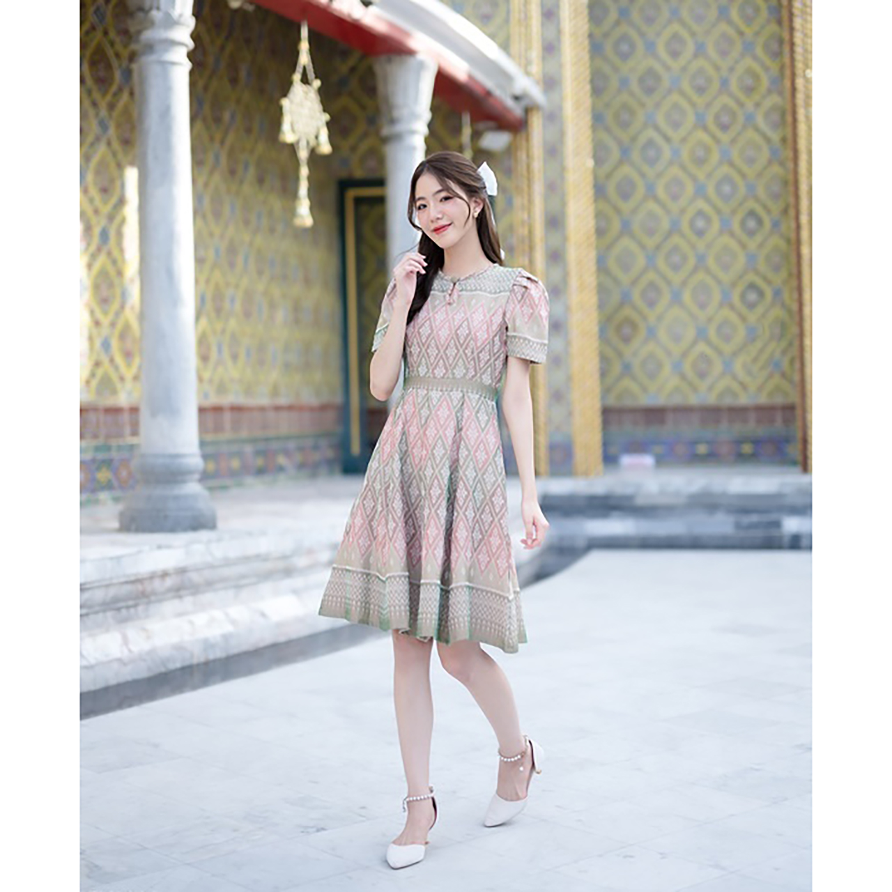 kudapy เดรสสีเขียว/สีชมพู เดรสทรงบานลายไทยแต่งคอหยดน้ำ