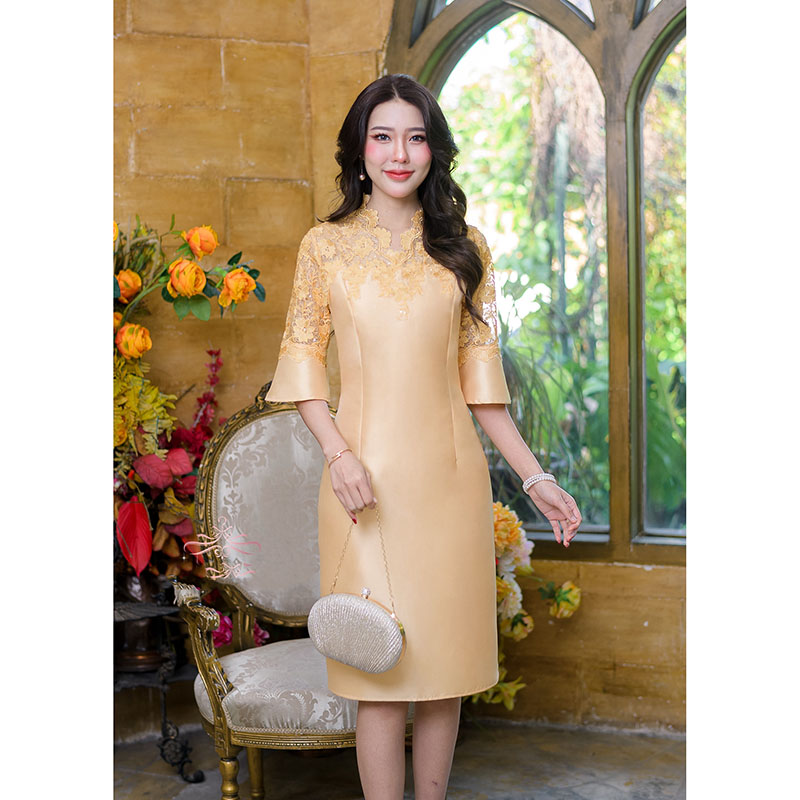 kudapy เดรสสั้นสีชมพู/สีเหลืองทอง ผ้าไหมญี่ปุ่นแต่งลุกไม้ด้านบน ทั้งอก คอ และแขนเสื้อค่ะ ดีไซน์สวยหรูงานคอตั้ง ทรงนี้ใส่แล้วดูสวย