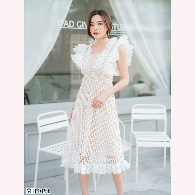 kudapy เดรสยาวสีชมพู/สีแดง/สีขาว แขนกุ ผ้าดลูกไม้แต่งระบาย2ชั้น ซับในสีครีม เดรสยาวคลุมเข่า