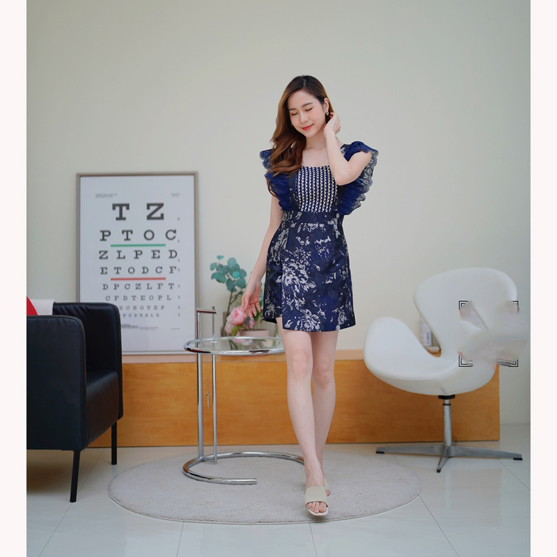 kudapy จั้มสูทขาสั้นสีแดง/สีกรม ป้ายหน้าผ้าทอระบายแขนลูกไม้