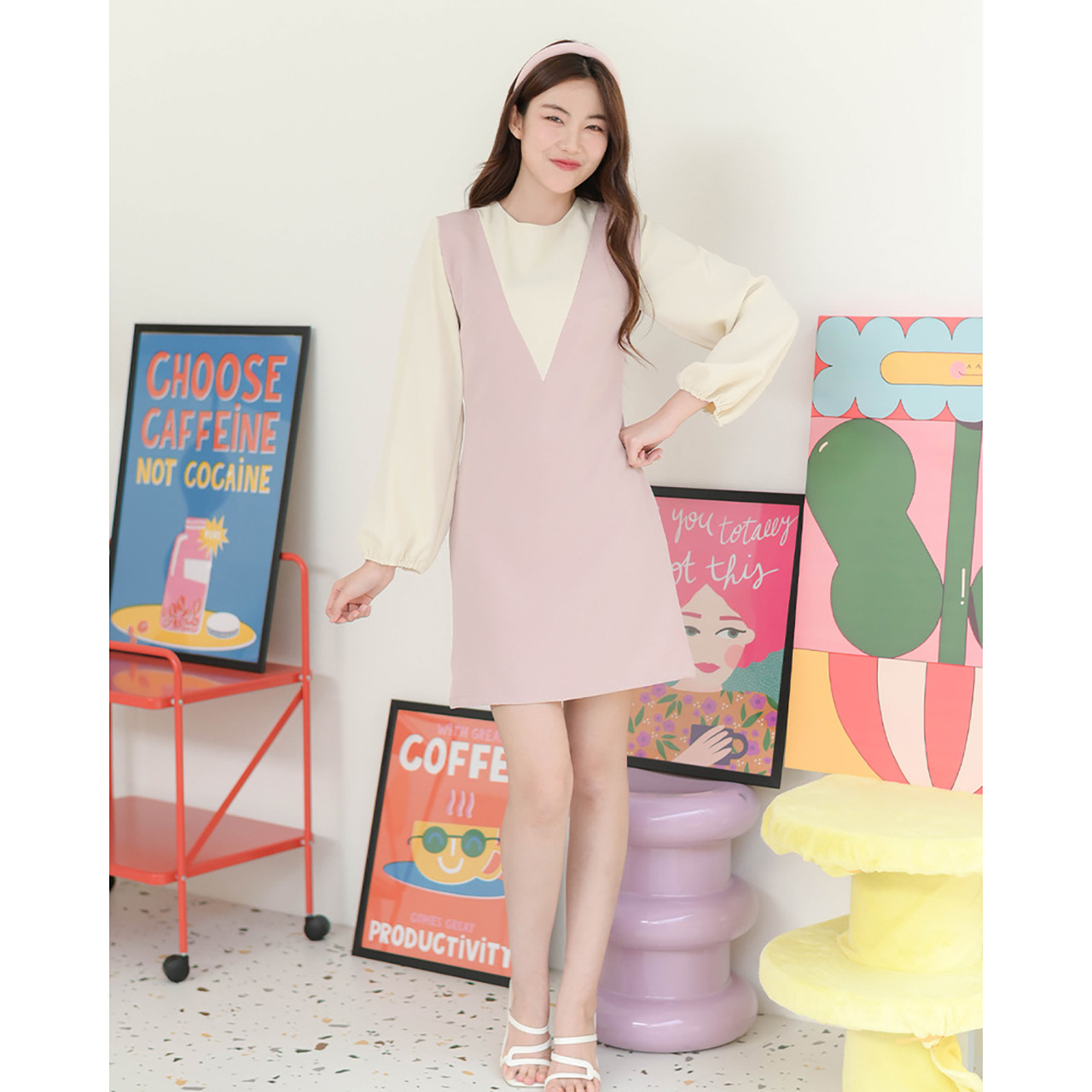 kudapy เดรสคอกลมแขนยาว ดีไซน์ตัดต่อเหมือนใส่เอี๊ยมคอวีทรงลึกเล่นสีทูโทนพาสเทล รูดจั๊มที่ปลายแขนให้พองเบาๆ