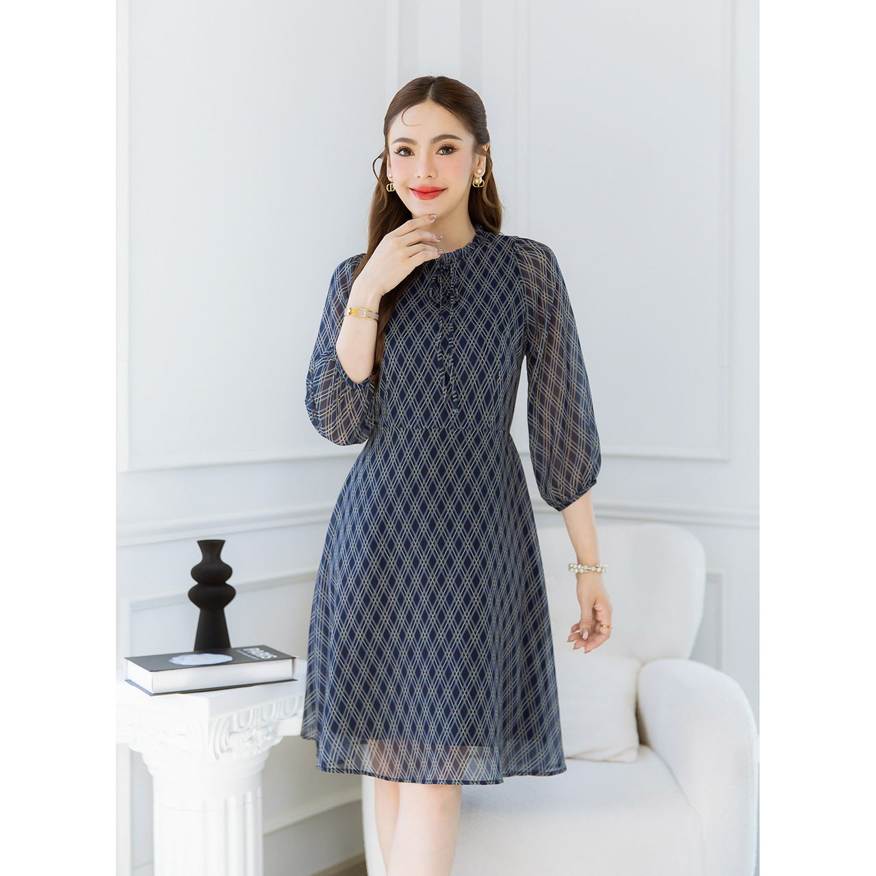 kudapy เดรสผ้าชีฟอง สวยเรียบหรู ใส่สบาย โทนสีดูหรู สีเข้มช่วยพรางหุ่น ลายตารางข้าวหลามตัด ดีเทลคอจีบเล็กผูกโบว์ เป็นแขนสีส่วน