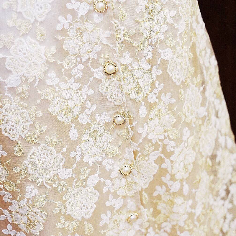 kudapy เดรสไปงานปักผ้าไหมดิ้นทองปักลวดลายดอกไม้สีขาวคอวี แขนสามส่วน เนื้อแน่นลายชัดสีสวย ด้านหน้าใช้กระดุมทองมุก