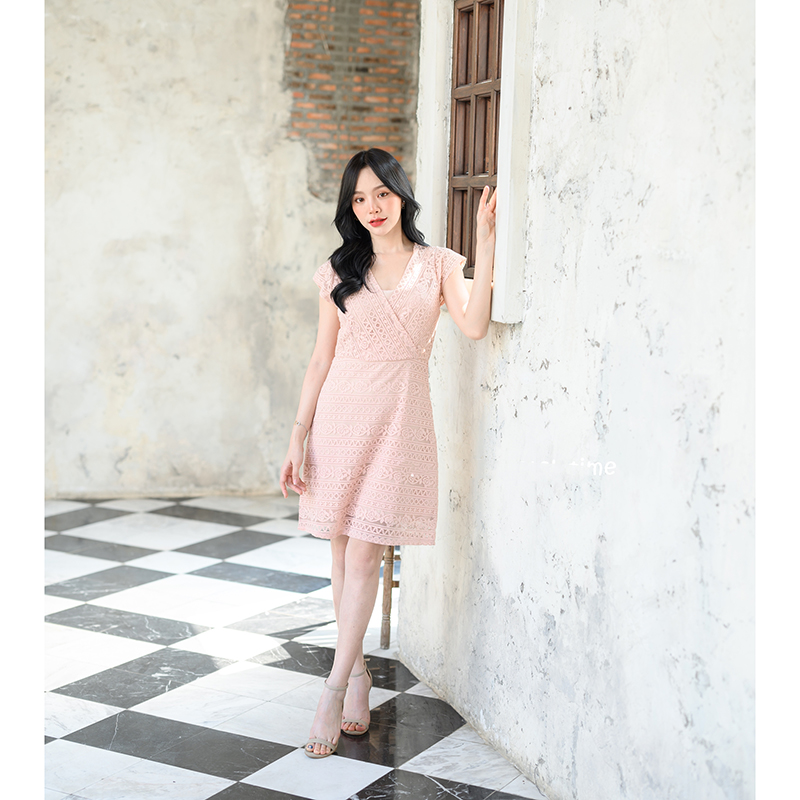 kudapy เดรสสั้นสีชมพู/สีขาว ลูกไม้ดีไซน์เก๋ ช่วงคอเป็นคอวี ต่อด้วยกระโปรงทรงเอ ใช้เทคนิคการวางลายผ้าสลับกันช่วงเสื้อและกระโปรงทำให้ดูมีมิติ