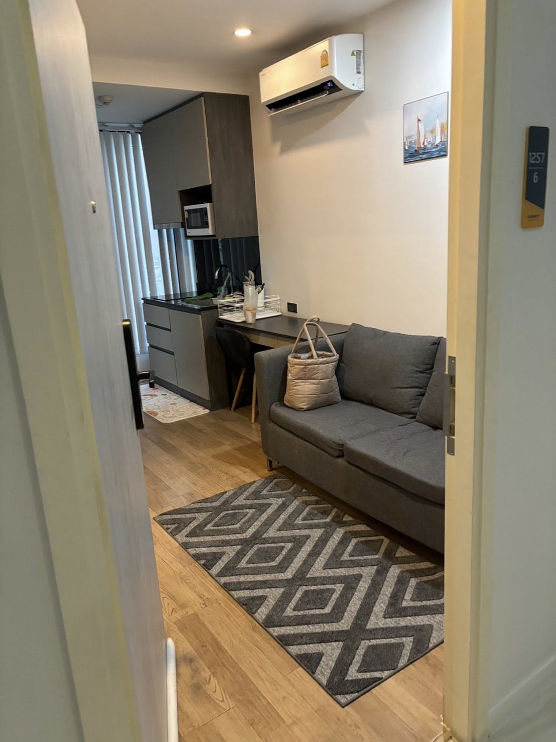 ให้เช่าคอนโด Groove Ratchada - Rama 9 (กรู๊ฟ รัชดา - พระราม 9) 1ห้องนอน / 1ห้องน้ำ ขนาดห้อง 24 ตรม. ชั้น 2 ค่าเช่า 15,500 ต่อเดือน รถไฟฟ้า MRT พระราม 9