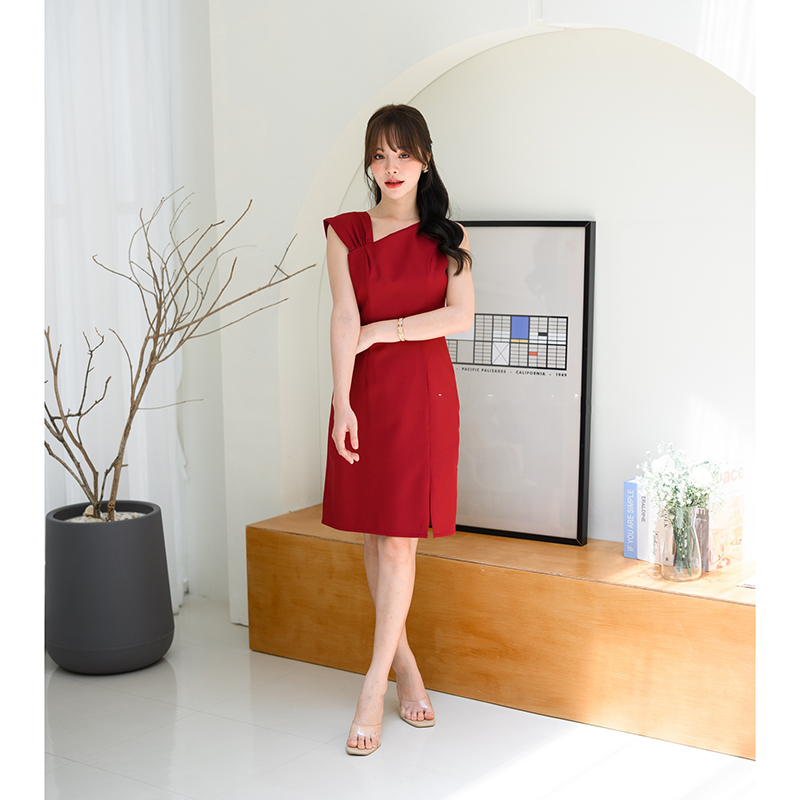 kudapy เดรสสั้นสีชมพู/สีครีม/สีเขียวมัทฉะ/สีแดง ดีไซน์ใหม่ของทางร้าน เก๋ๆ ชิคๆ ด้านนึงเป็นแขนกุดคอเฉียงลงมาที่อก แขนอีกข้างเป็นส่งกลีบบัวจับจีบนิดๆ