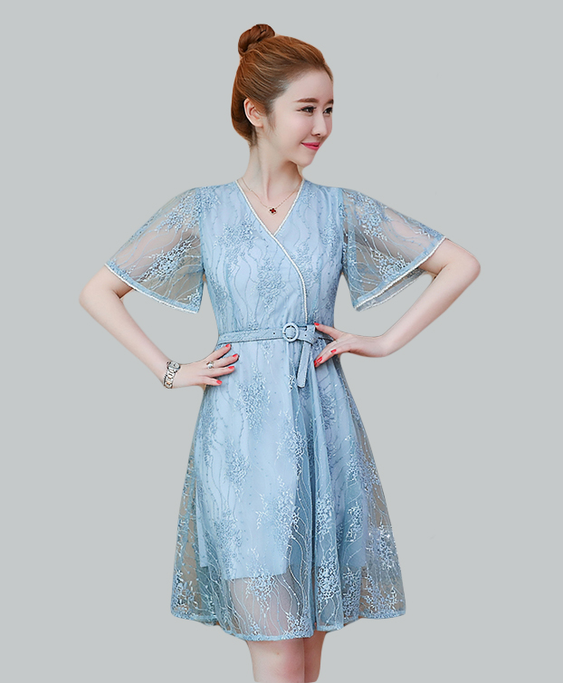 ชุดเดรสผ้าลูกไม้สีฟ้า ผ้าลูกไม้เนื้อดี คอเสื้อและปลายแขนเสื้อ