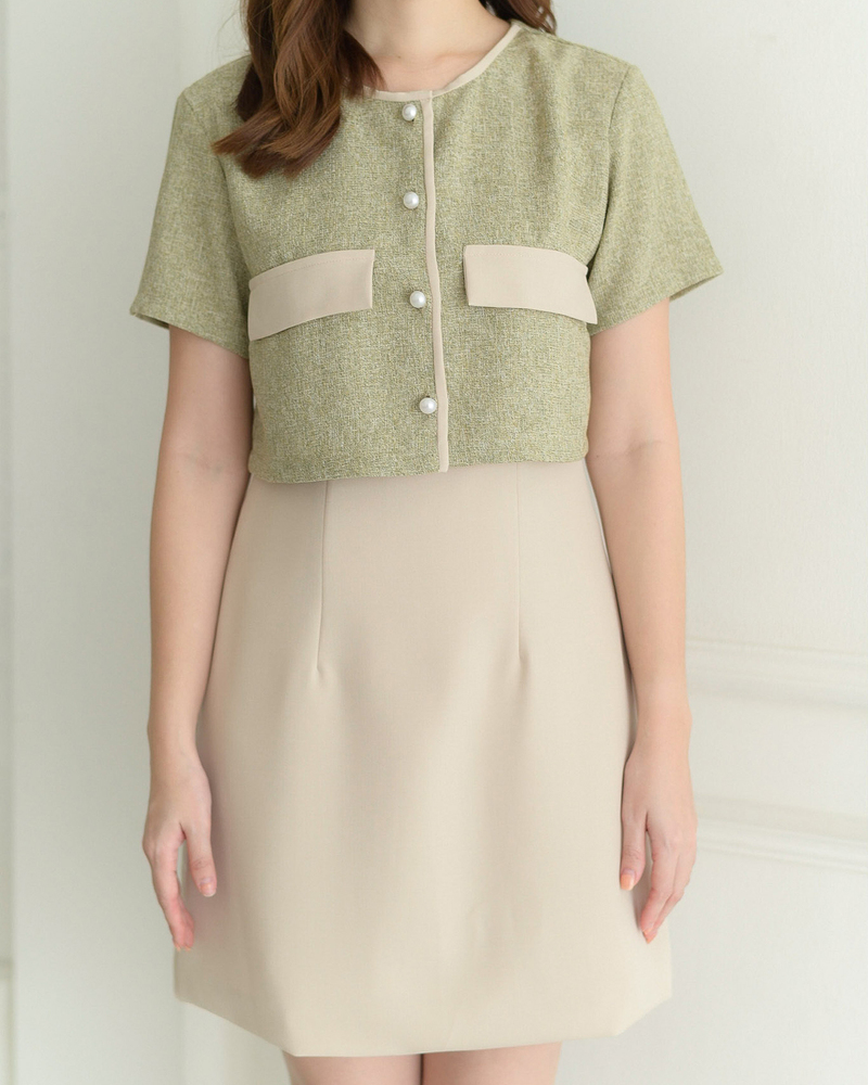 kudapy เดรสสั้นสีเบจ/สีดำ/สีเทาเข้ม/สีชานม ดีไซน์สวย ตัดต่อช่วงตัวคล้ายเชิ้ต เนื้อผ้าชาแนล กระดุมมุกแกะได้จริง แต่งกุ๊นเล่นสีทูโทน เย็บกลับซับในทั้งตัว