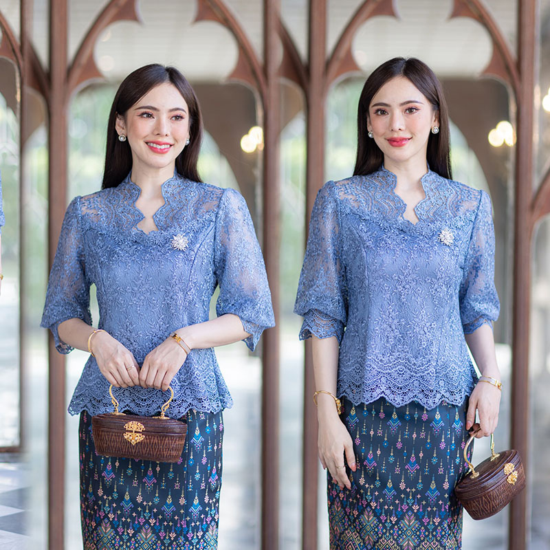 kudapy เสื้อสีม่วง/สีขาว/สีน้ำตาล/สีฟ้า ใช้ผ้าลูกไม้เนื้อนิ่มลวดลายสวยงาม ช่วงตัวเสื้อตกแต่งระบายทั้งด้านหน้าและด้านหลัง เสื้อมาพร้อมซับในเนื้อดีในตัว