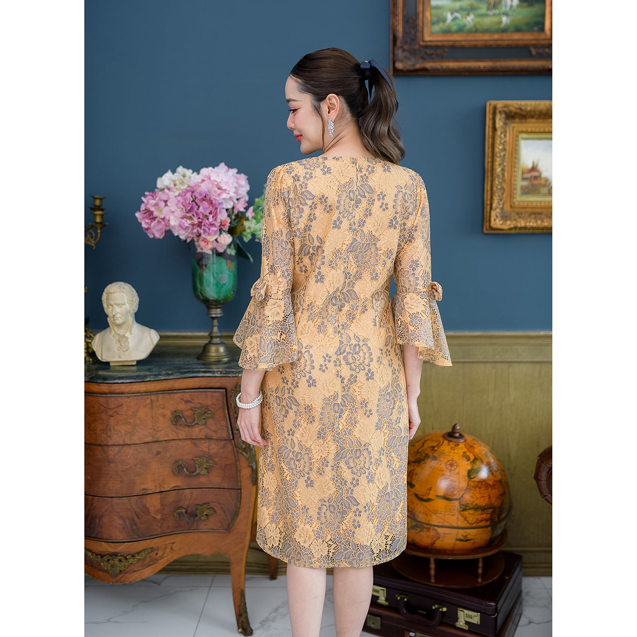 kudapy เดรสสั้นสีชมพู/สีเหลือง ผ้าลูกไม้คอกลม แขนยาวห้าส่วน ช่วงแขนเป็นระบาย แต่งโบว์ทั้งสองข้าง