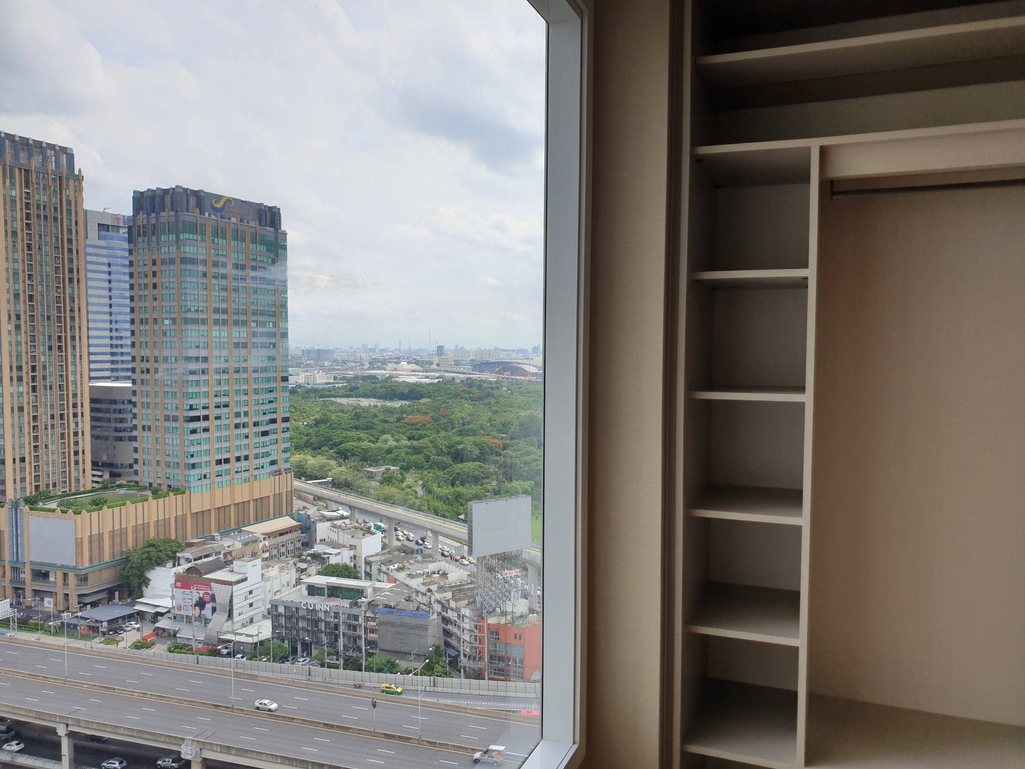 ให้เช่าคอนโด The Saint Residences (เดอะ เซนต์ เรสซิเดนซ์) โซนพื้นที่ BTS ห้าแยกลาดพร้าว ห้องแบบ 1ห้องนอน / 1ห้องน้ำ / โซนครัวปิด · ขนาดห้อง 31 ตรม. ชั้น 23