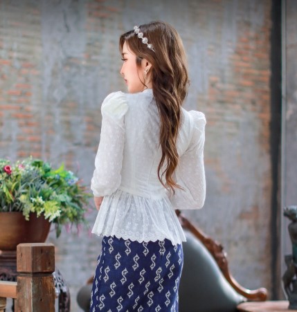 kudapy เสื้อลูกไม้สีขาว ผ้าคอตตอนฉลุ มีซับในชิปหัง แต่งระบาย ใส่ออกนอกหรือเข้าในก็สวย (เฉพาะเสื้อ)