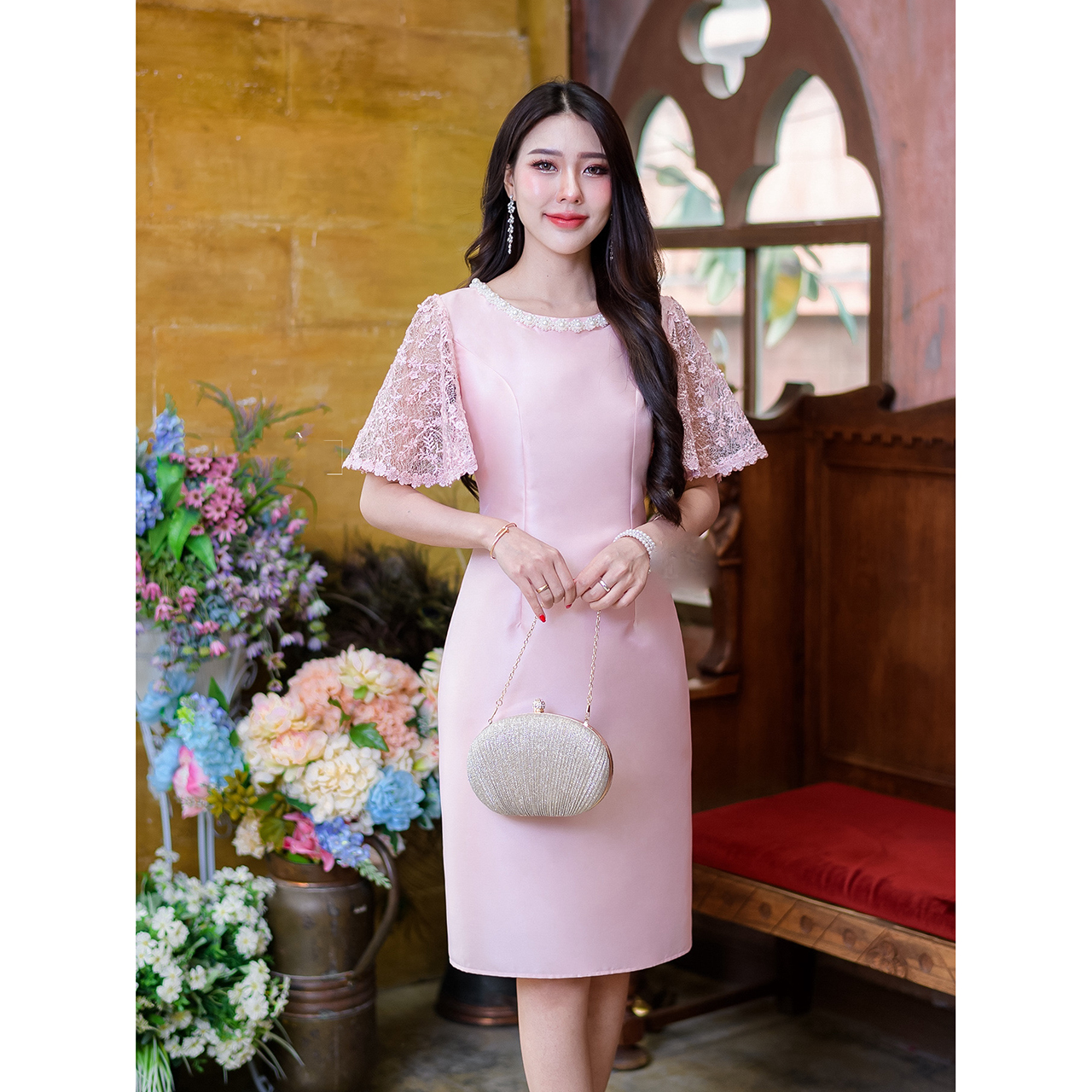 kudapy เดรสสั้นสีน้ำตาลทอง/สีชมพูอ่อน ผ้าไหมญี่ปุ่น แต่งแขนระบาย ผ้าลูกไม้ใยบวบดอกลอย ทอลายดอกไม้ ช่วงแขนทรงสวย