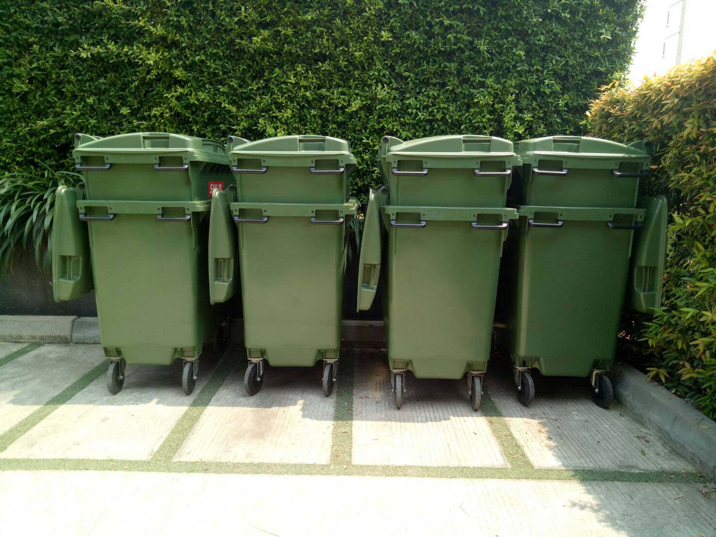 ถังขยะใหญ่ พร้อมล้อเข็น รุ่นฝาเรียบ 660 ลิตร (สีเขียว)