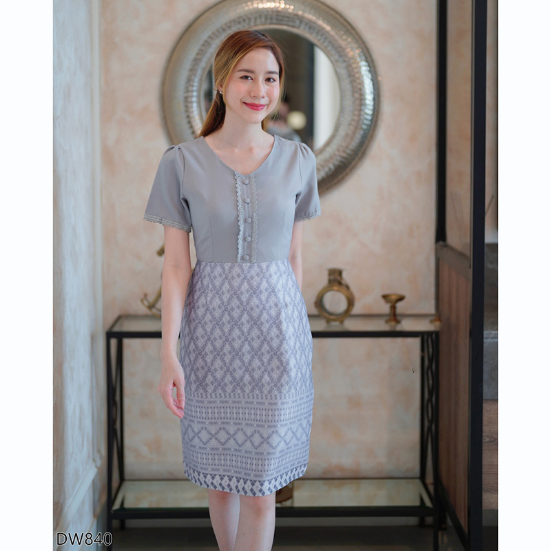 kudapy เดรสสั้นสีชมพู/สีเหลือง/สีเทา แต่งลูกไม้กระโปรงลายไทย