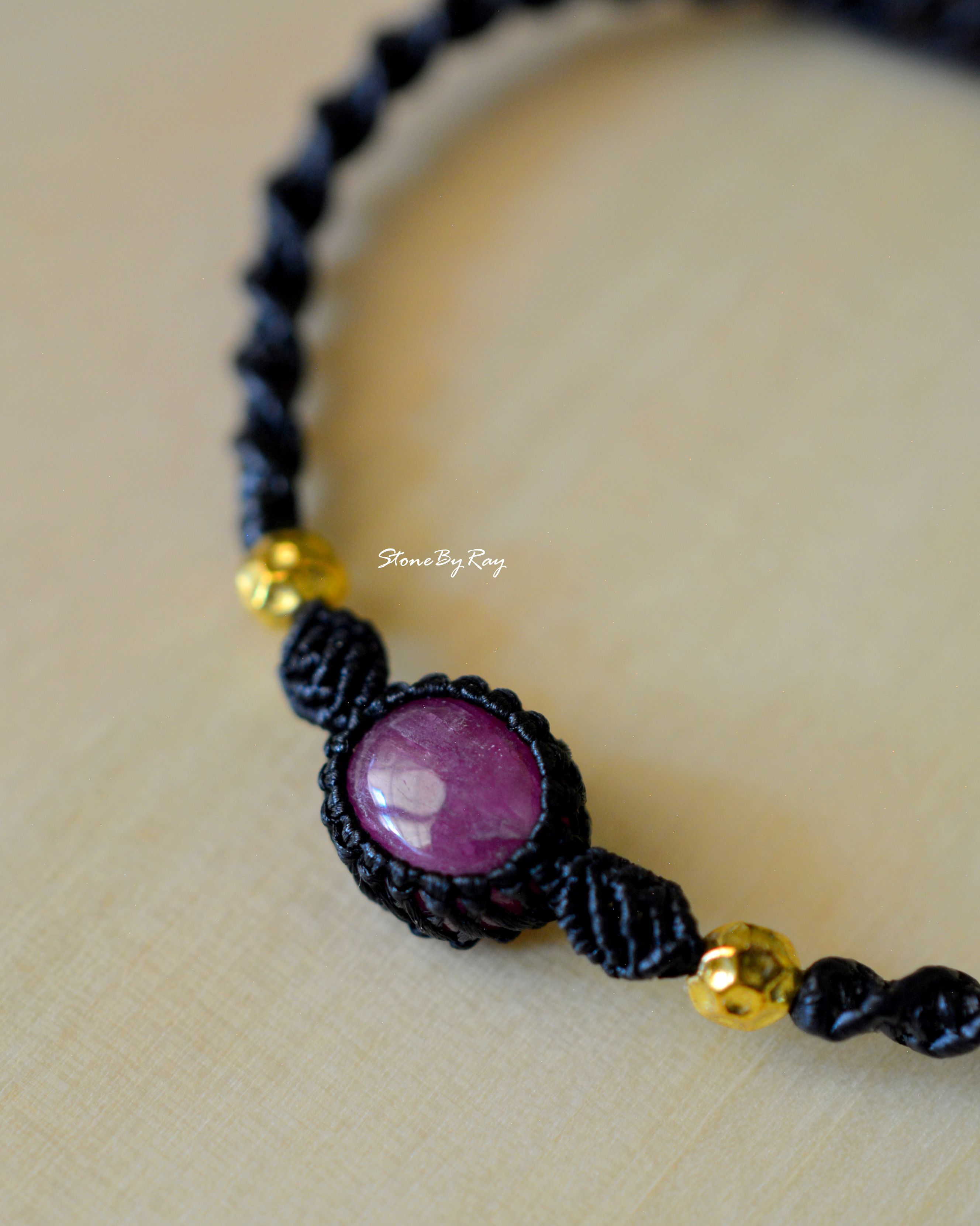 สร้อยข้อมือเชือกถักกับพลอยทับทิม(Ruby)