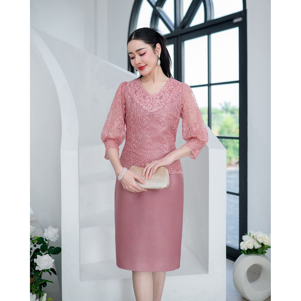 kudapy เดรสผ้าไหมออกงานรุ่นนี้สวยหรูดูสุภาพ งานผ้าลูกไม้ใยบวบ คอวีแต่งลูกไม้รอบคอด้วยลูกไม้ แขนเสื้อเป็นแขนพองบอลลูนแบบจั้มปลายแขนทรงสวย
