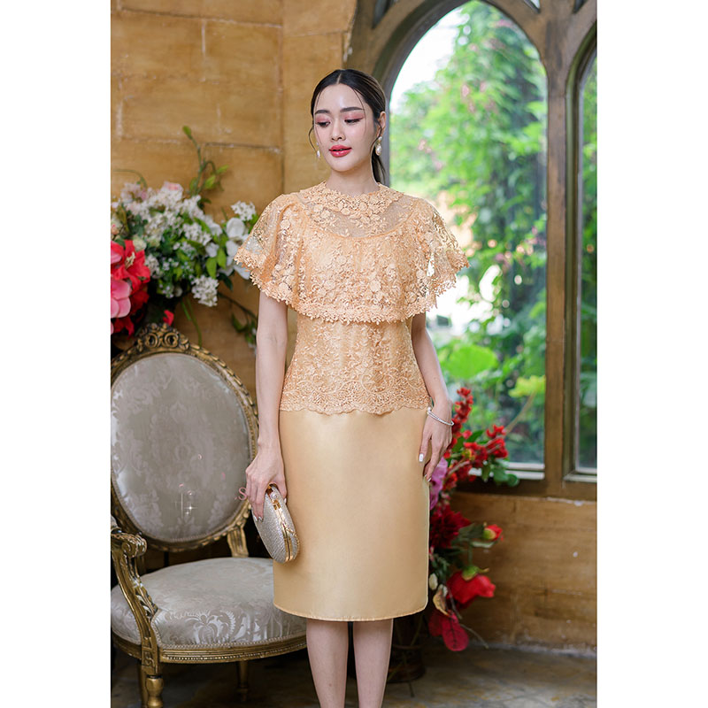 kudapy เดรสสั้นสีเหลืองทอง/สีเทา ผ้าลูกไม้เงาผสมผ้าไหม ด้านบนเป็นงานผ้าลูกไม้คลุมไหล่ระบายแต่งรอบคอด้วยลูกไม้สวยหรู กระโปรงเป็นงานผ้าไหมญี่ปุ่น