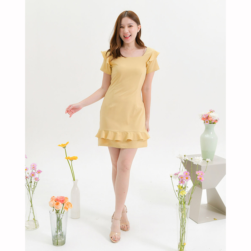 kudapy เดรสสั้นสีส้มอิฐ/สีเขียว/สีเหลือง/สีชมพู คอเหลี่ยม ดีไซน์น่ารัก มีระบายที่รอบแขนและช่วงชายเดรสเพิ่มความหวาน ใส่ง่ายได้หลายโอกาส