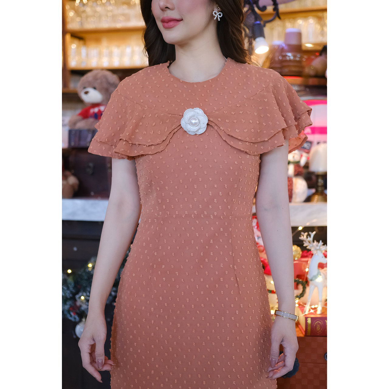 kudapy เดรสชีฟองอกระบาย ดีไซน์สวยดีเทลช่วงอกระบายวอลุ่มสองชั้น เนื้อผ้าเป็นชีฟองมีเทคเจอร์นูนเพิ่มความน่ารัก