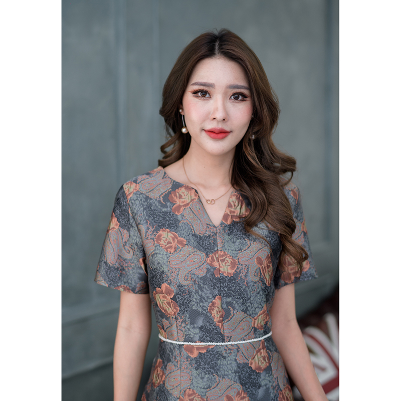kudapy เดรสสั้นสีกรม/สีส้มเทา ผ้า jacquard ลายสวยมากๆ เนื้อผ้าดีไม่กระด้าง ดีเทลแต่งเอวด้วยลูกปัดสวยๆ มีซับในทั้งชุด ซิปหลัง