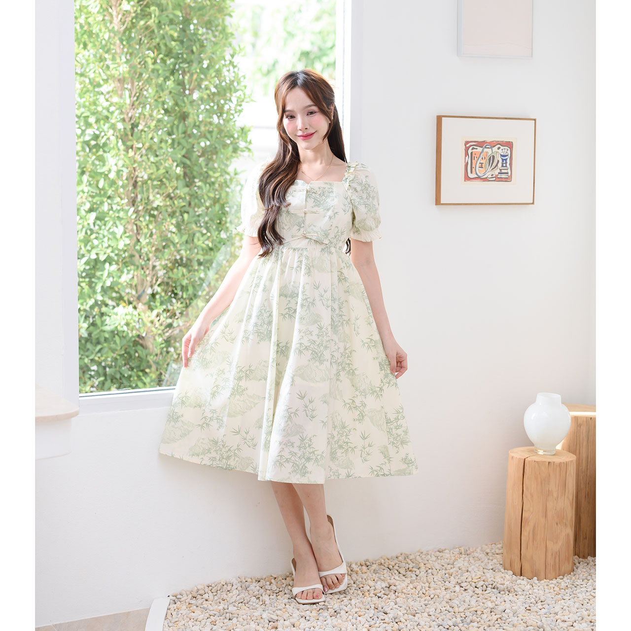 kudapy เดรสพิมพ์ลายใบไม้บนพื้นสีครีม ดีไซน์คอเสื้อแบบสี่เหลี่ยม เพิ่มความหวาน ด้านหน้ามีการตกแต่งด้วยกระดุมสไตล์จีน แขนตุ๊กตา