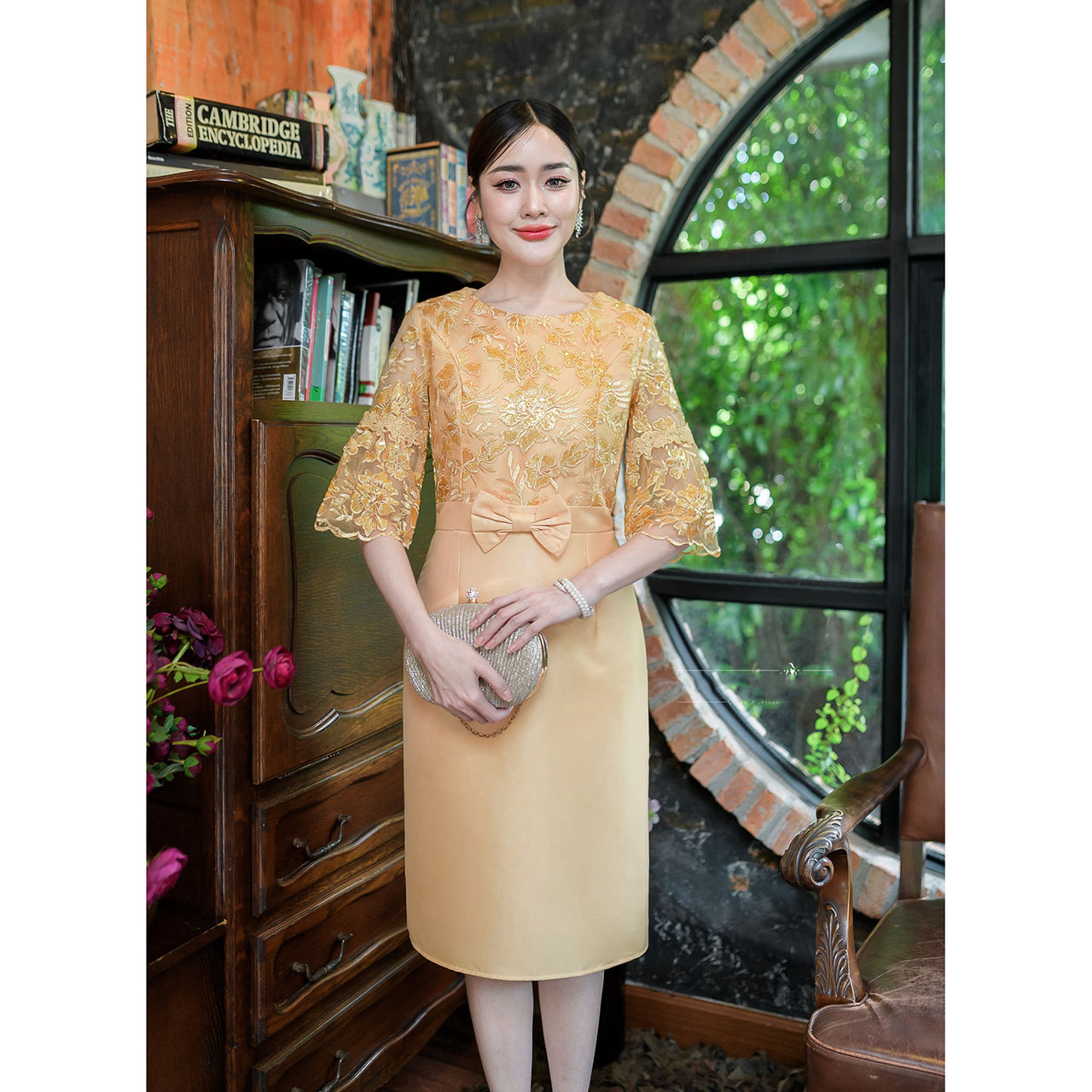 kudapy เดรสสั้นสีเหลืองทอง/สีฟ้า กระโปรงผ้าไหมตัวเสื้อเป็นผ้าลุกไม้ปักลายดอกไม้และปักเลื่อมโทนสีเดียวกับลูกไม้