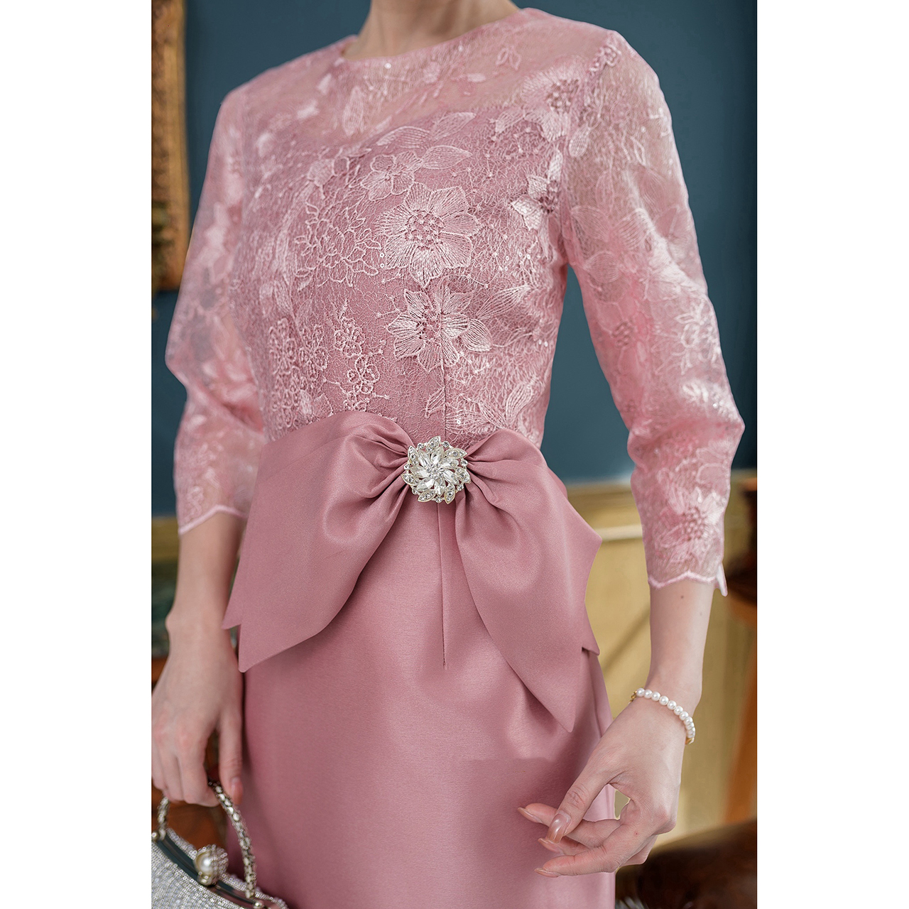 kudapy เดรสผ้าไหมลูกไม้ใยบวบ ตัวผ้าไหมช่วงกระโปรงอัดกาวผ้าให้อย่างดี ช่วงตัวเสื้อเป็นงานผ้าลูกไม้ใยบวบปักลายดอกไม้สวย