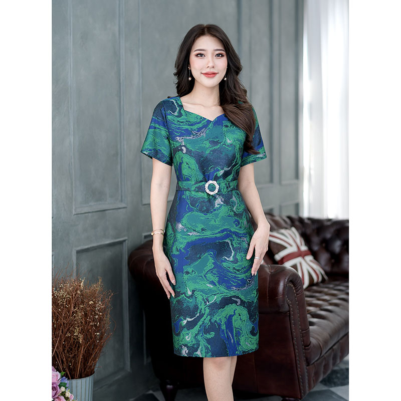 kudapy เดรสสั้นสีโทนสีเขียว/สีโทนทองทอลายมีผสมดิ้นทองดูหรูหรามากค่ะ โทนสีผู้ดีมากๆ ดีไซน์ทรงแขนสั้น แต่งเข็มขัดเพชร(แบบเย็บติด) สวยงาม มีซับในทั้งชุด