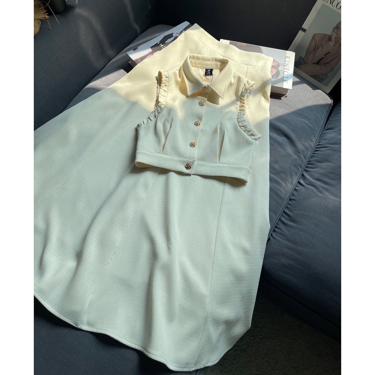 kudapy ชุดเซ็ทเสื้อ+กระโปรงยาว ตัวเสื้อออกแบบให้ดูเกร๋ที่แขนเสื้อ กระดุมดอกไม้ทองเป็นกระดุมจริง ปกเสื้อทรงแหลม