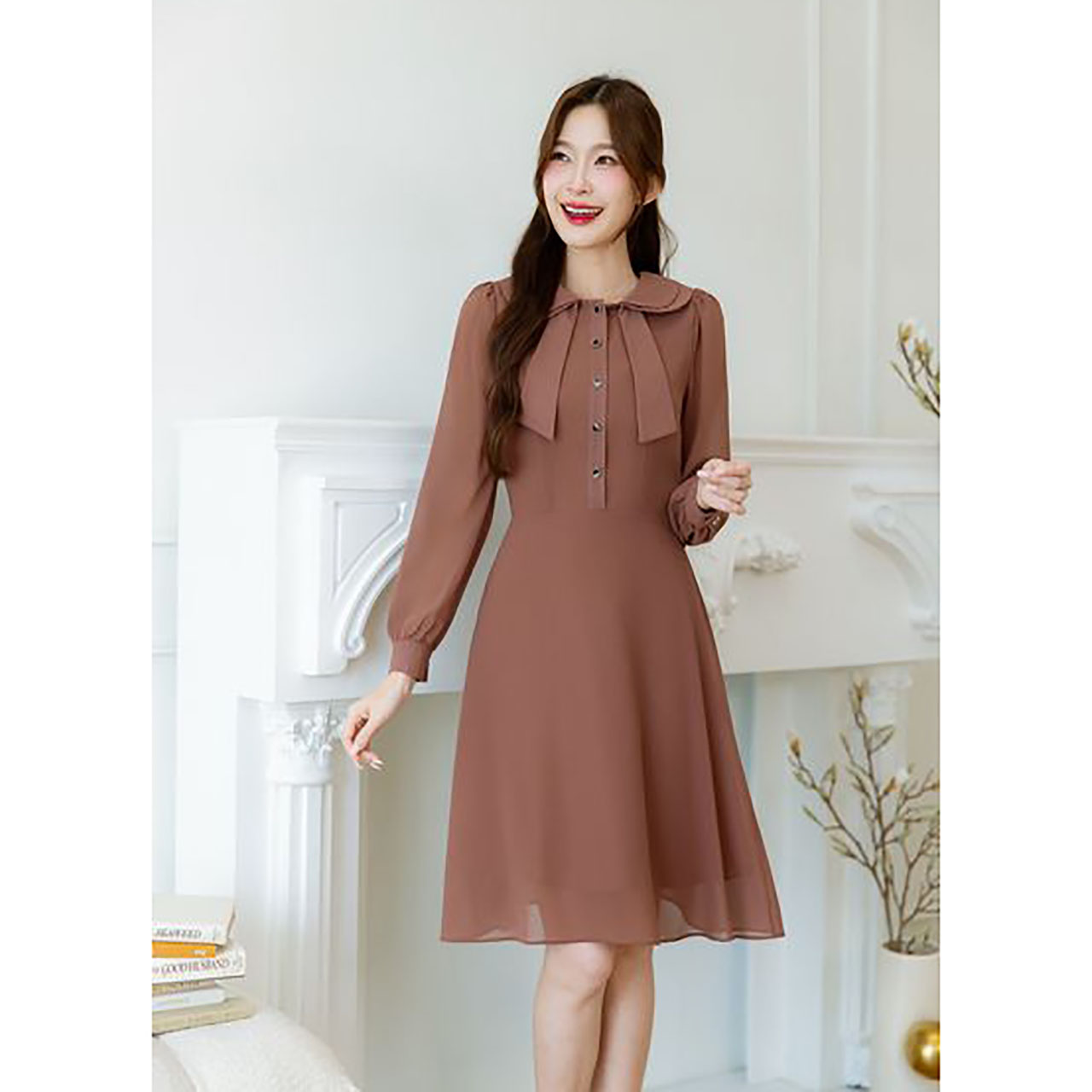 kudapy เดรสสั้นสีแดง/สีน้ำตาล ชีฟองแขนยาว สวยเรียบหรู มีดีเทลคอปกสองชั้นเป็นโบว์ มีกระดุมใบโคลเวอร์ช่วงอก เปิดได้จริง