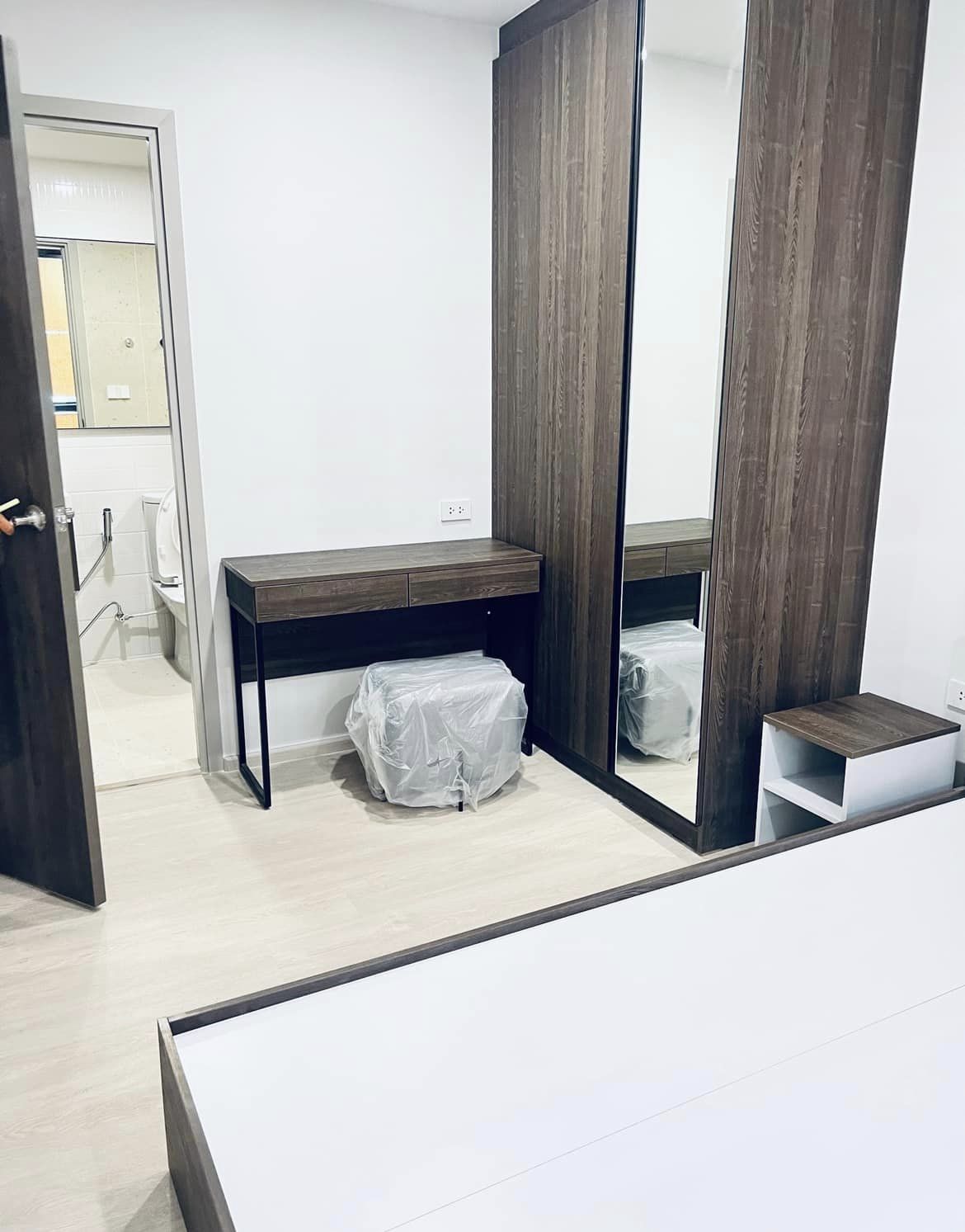 ปล่อยเช่าคอนโด Nue Cross Khu Khot Station (นิว ครอส คูคต สเตชัน) - ห้องใหม่แกะกล่อง 1ห้องนอน 1ห้องน้ำ 1ห้องนั่งเล่น - ใกล้ BTS คูคต เพียง8สถานีถึงศรีปทุม 9สถานีถึงเกษตร - ขนาดห้อง 27 ตรม. ชั้น 5 ตึก C