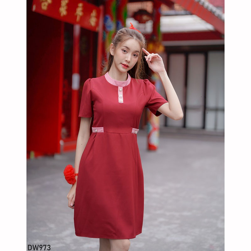 kudapy เดรสสั้นสีแดงสีดำ/สีน้ำตาล คอกลมแต่งกระดุม ใส่ไปงานตรุษจีน ใส่ทำงาน สวยดูดีน่ารัก