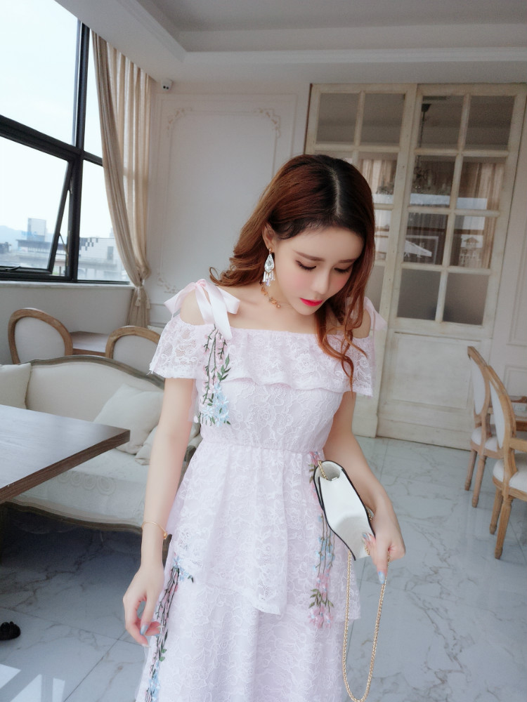 Kudapy ชุดเดรสเดรสยาวผ้าลูกไม้สีชมพู เนื้อนิ่ม ยืดหยุ่นได้ดี ผ้าทิ้งตัวเดรสสายเดี่ยว