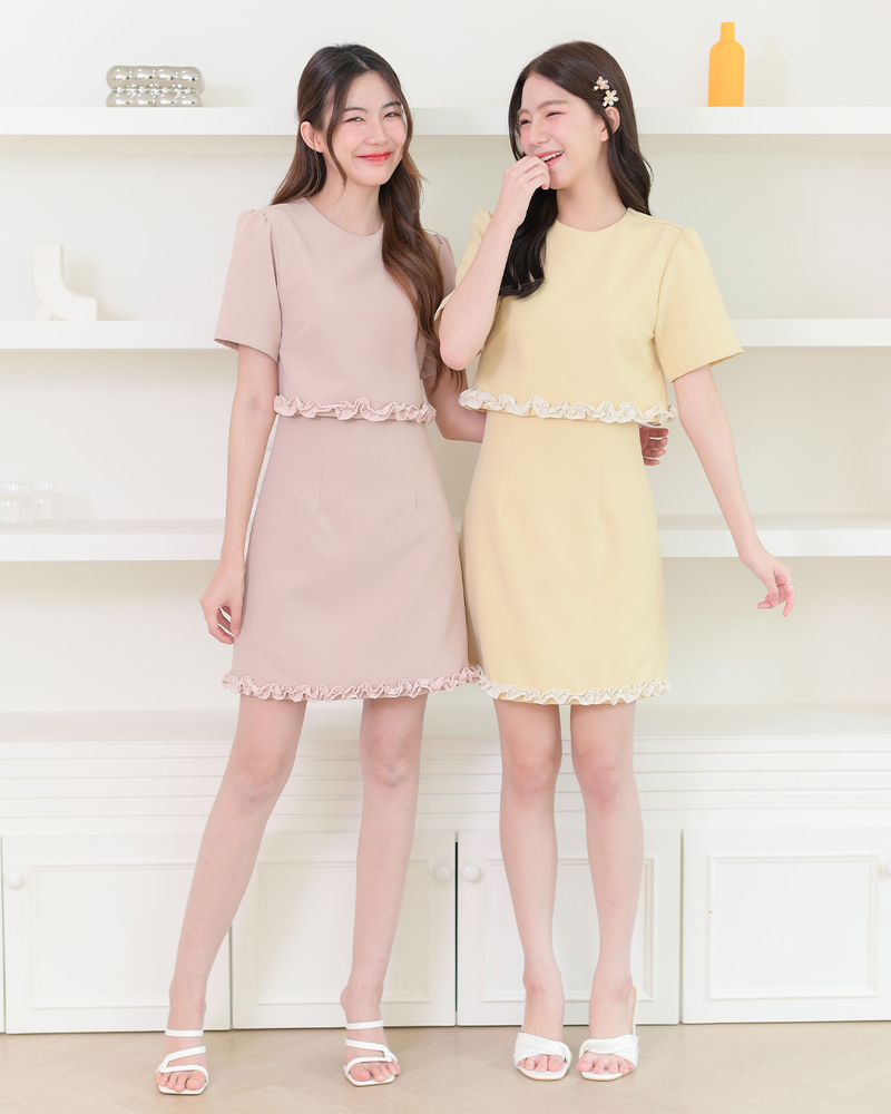kudapy เดรสแขนสั้นคอกลม แต่งรูดระบายชายเสื้อและกระโปรง รูดยกไหล่พองเบาๆ ผ้าเนื้อหนานุ่มมีน้ำหนักทิ้งตัวสวย
