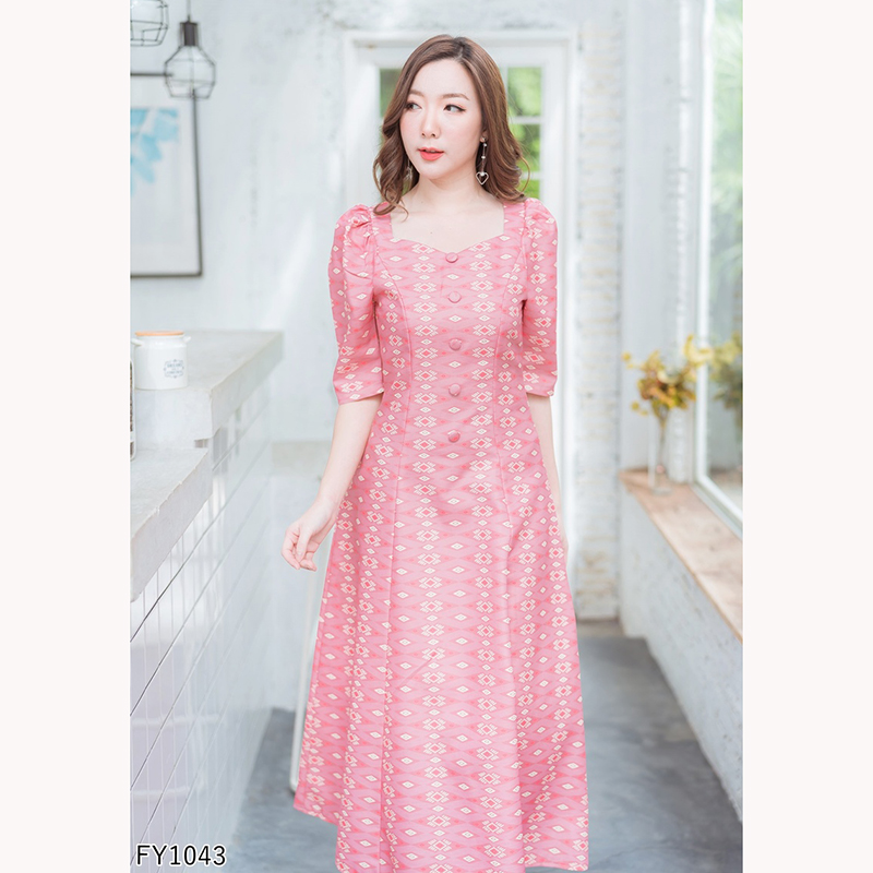 kudapy เดรสยาวผ้าไทยพิมพ์ลายสีแดง/สีชมพู/สีกรม คอเหลี่ยม หยักแขนตุ๊กตา ลายไทยทรงสวย