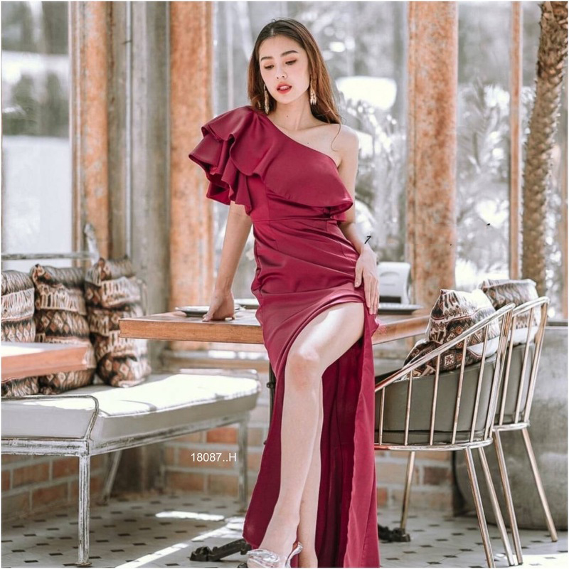 kudapy Maxi Dress แม็กซี่เดรสยาวสีกรม/สีชมพู/สีน้ำตาล/สีเทา/สีแดง ชุดออกงาน เดรสไหล่เบี่ยง ระบาย งานซิปหลัง ผ้าซาร่าเงา