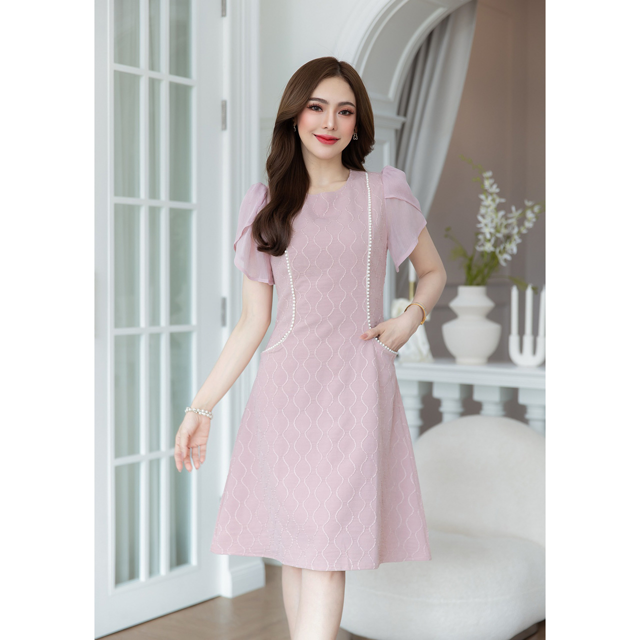 kudapy เดรสสั้นสีชมพู ผ้าญี่ปุ่นมีเทคเจอร์สวยมิติ มาในแพทเทิร์นสวยเรียบหรู มีดีเทลแต่งมุก ช่วงแขนเป็นผ้ามีกลิตเตอร์