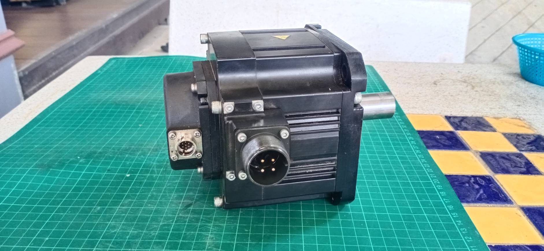 MITSUBISHI HF-SP102 SERVO MOTOR