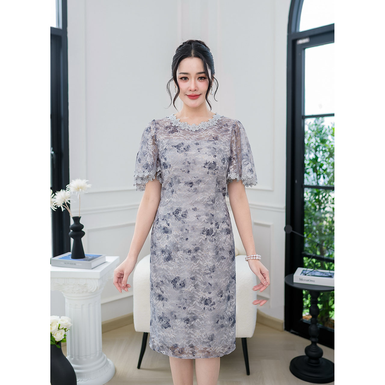 kudapy เดรสผ้าลูกไม้รุ่นนี้ผ้างานจริงจะสวยกว่าในรูปมากๆนะคะ เป็นงานผ้าลูกไม้เนื้อนิ่มทอผสมดิ้นทองอ่อนตามลายดอกไม้