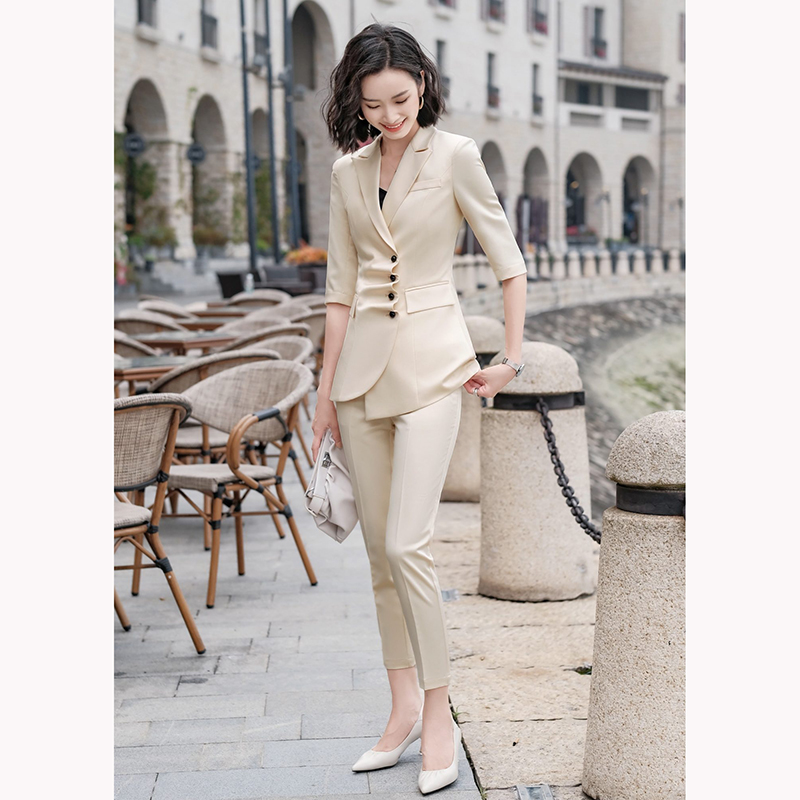 kudapy ชุดสูททำงานผู้หญิงสีขาว/สีครีม แต่งกระดุมแถวพร้อมกางเกง จุดเด่นของชุดนี้คือการออกแบบเพิ่มดีเทลกระดุมด้านหน้าขึ้นมาเพื่อเพิ่มดีสไตล์